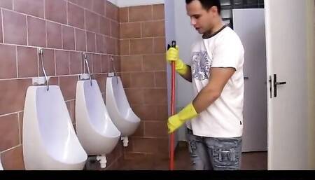 Watch mystery Kiki and Sandra's scene