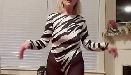 GILF DANCING IN PANTYHOSE DANIELLE DUBONNET