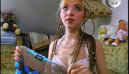 Punkergirl auf der Strasse aufgrissen