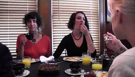 Lesbians – Bianca Stone and Sadie Lune love bondage