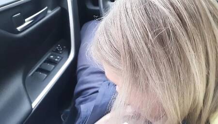 Insatiable girlfriend sucked in the car