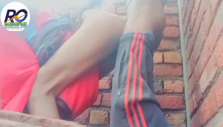 Desi village New bhabhi saree show finger kane pa EK ladka ne dekha (2)