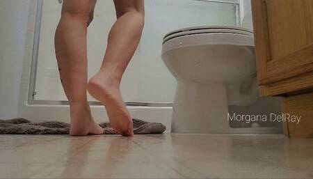 Using The Toilet With Feet Closeups wmv