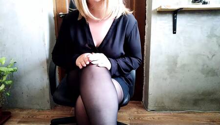 Russian milf with gorgeous legs and big belly pissing