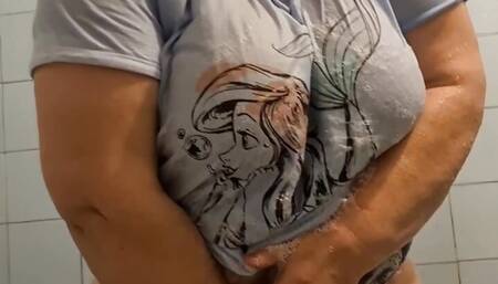 Fat masked BBW Mature Granny takes a shower. Hot body.