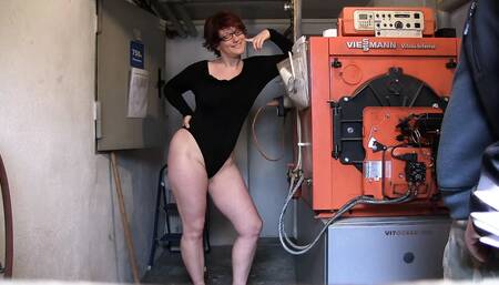 German MILF fucks a mechanic spontaneously in the basement