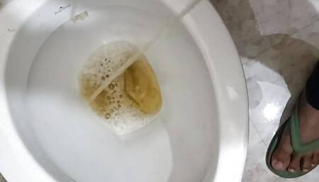 Peeing in toilet with clear audio