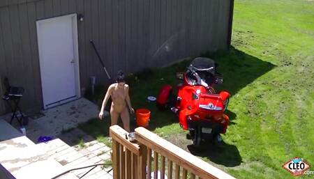 Webcam Babe Its Cleo Fucks Her Tight Asshole In The Backyard