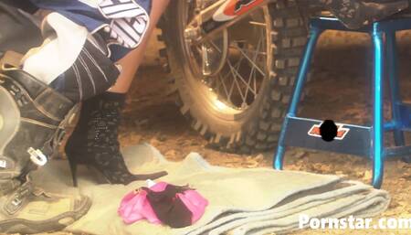 Blonde Dominica Leoni Kisses The Mechanic And Gets Fucked