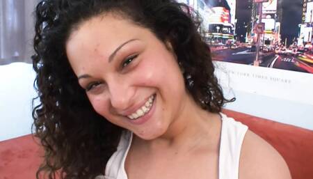 Sie freut sich immer wieder vor der Kamera zu ficken