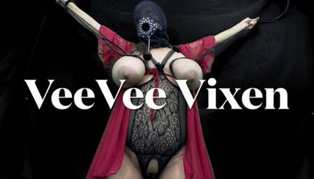 Milf in bondage spreads her Pussy