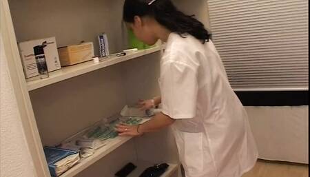 Doc macht im Feierabend seine zwei arzthelferinnen weg