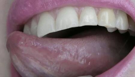 My teeth bite the gummy bears hard and sharp MP4 HD 720p