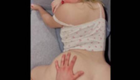 Mi hermanastra rosadita quiere jugar