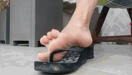 Playing with flip flop on the terrace MP4(1920x1080)FHD