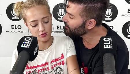 REBE JONES MUESTRA SUS TETAS NATURALES EN EL CUARTO PICANTE