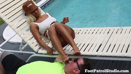 Poolside Foot Worship with Cookiee Cuatros - MP4 (HD720p)