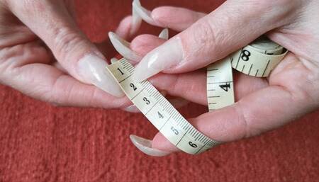 Measuring long natural nails