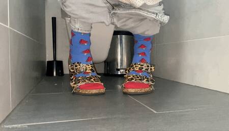 SOUND OF KIRA PEEING - MOV Mobile Version