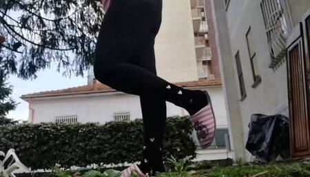 Beautiful italian milf dirty slippers in the garden 760HD