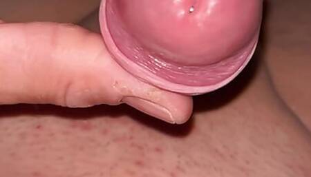 Gros plan sur mon gland qui mouille et qui gicle