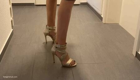 KIRA LOSES HER SHOE TWO TIMES - MOV HD