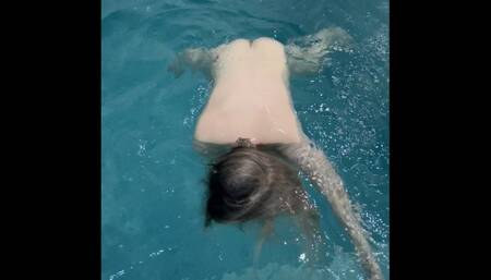PETITE RUSSIAN SLUT UNDERWATER PLAY