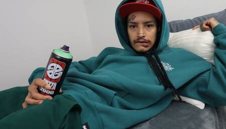 SHAKING the spraypaint! ????