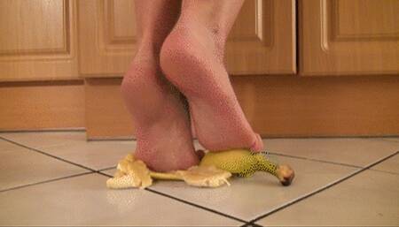 Abbie Cat - Crushing fruits (WMV HD)