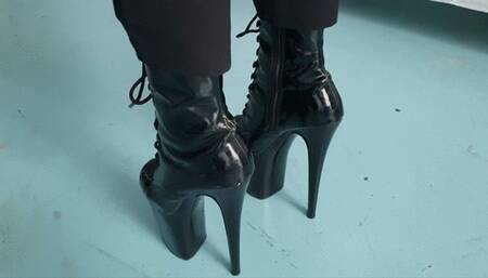 FINALLY SPRAIN after DANGEROUS climbing on ladder with my very high black ankle boots pleaser heels