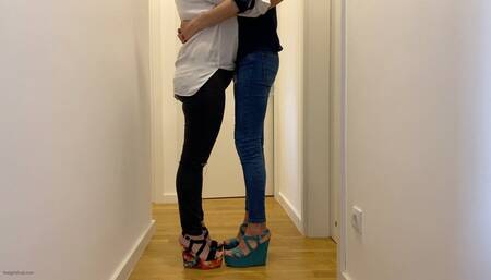 GIRLS IN PLATFORM SHOES TOE TAPPING - MP4 Mobile Version