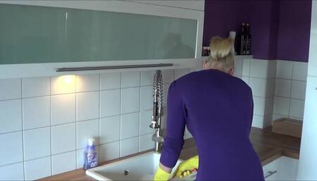 wi**sen mit Latex Haushaltshandschuhen