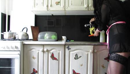 Milf made herself squirt with a carrot in the kitchen