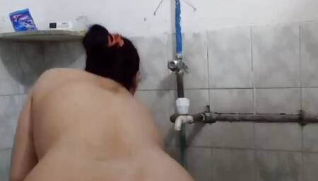 Bhabhi Nahate waqt Apni Boob's Ko dabate hue Devar Ko Chodne Ka invitation