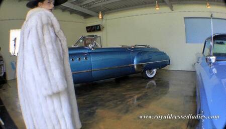 Lady fucks her hairy cunt in car