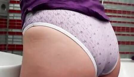 Do you want to view a Goddess like Haily Sanders take a bath tub? She's Hot as hell inside her clothes,