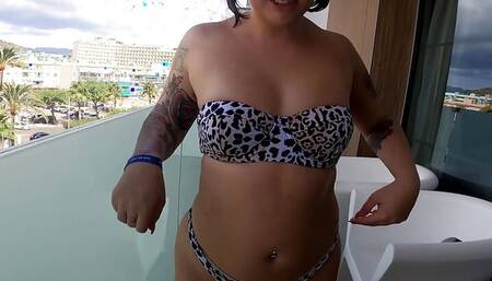 BIG ASS Australian Babe Gets Picked Up