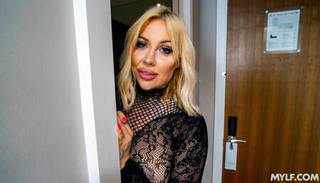 Sweetheart MILF Chloe Savage impaled by long hard penis