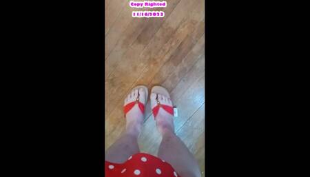 Nv Shows off Her Sexy Feet in Red Flip Flops