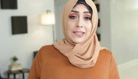 Social media expert helps Arab woman