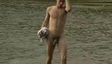 Blake Ashton Shows Off His Body
