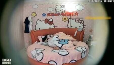 Hello kitty主题房偷拍漂亮可爱的大学美女和男友啪啪时操的可能有点痛了,准备操第2次时赶紧跑下床说：我就躺地上不给你操了!