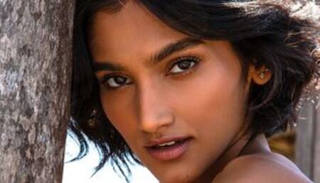 Indian MILF beauty outdoor striptease