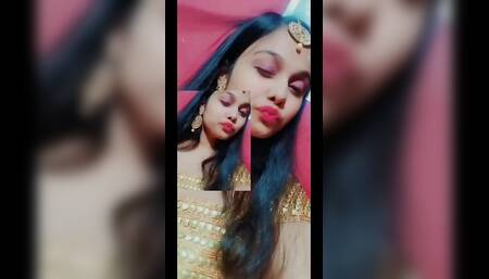 Desi Indian Girl Shows Body and Her Wet Pussy