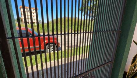 Karlotta must move the old Fiat out of the parking lot to make room for Kalindas truck