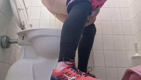 Big farts big pee in public toilet 1080HD