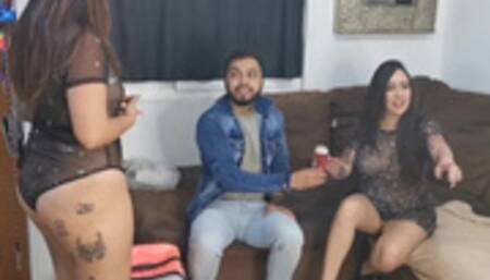 Leveringsmand bliver betalt ved at kneppe mig med min lesbiske kæreste (1/2)