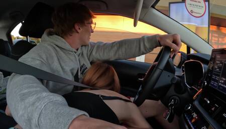 Polski Lodzik W Mcdonald's Drive Thru I Ruchanie Na Masce