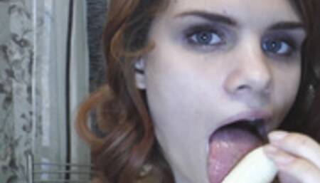 Seductive babe demonstrating her amazing sucking skills