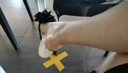 Exciting Italian woman's feet in a public bar full of people 720HD